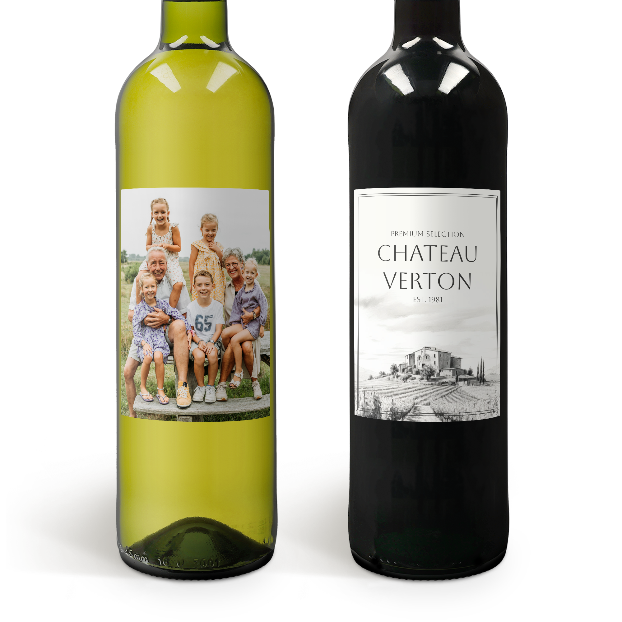 Wijnpakket met witte en rode wijn, de witte fles heeft een gepersonaliseerd etiket met een familiefoto en de rode een generiek Château Verton etiket.