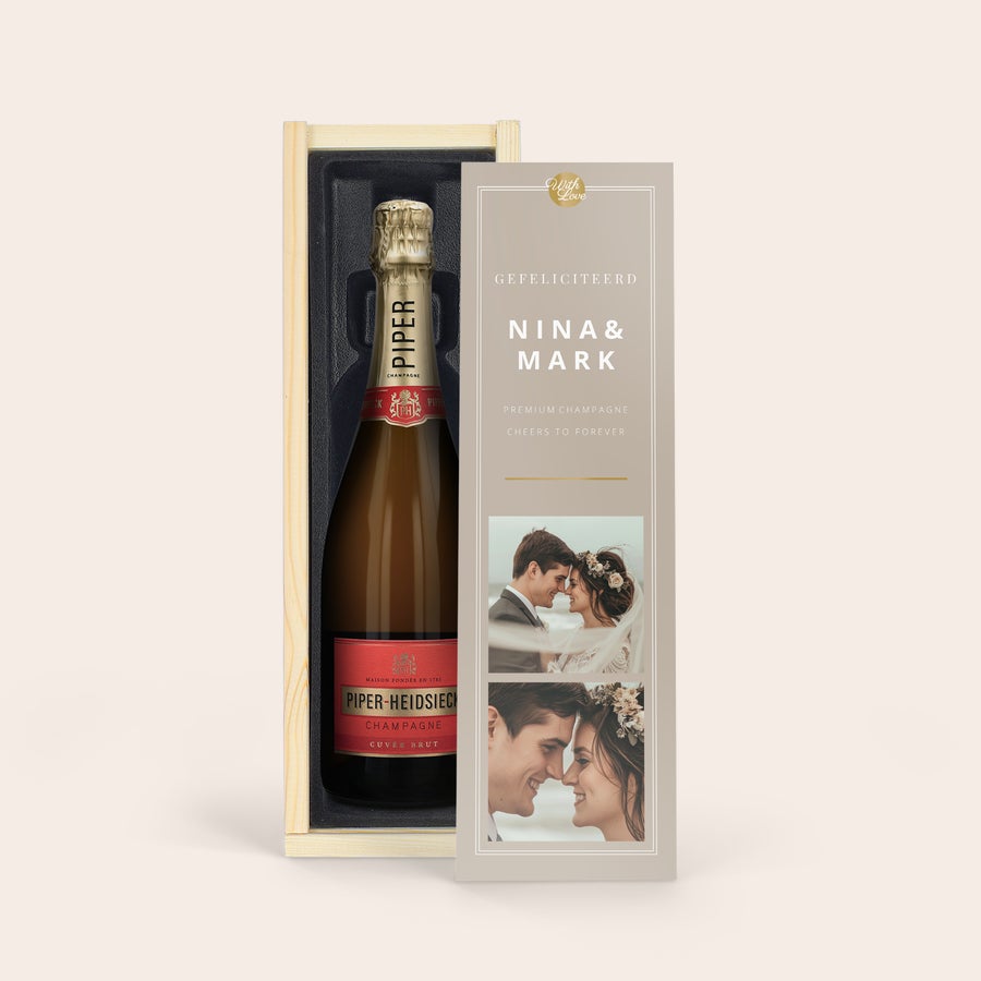 Champagne Piper Heidsieck Brut personaliseren Fles Piper Heidsieck champagne in een gepersonaliseerde houten kist, bedrukt met de namen Nina & Mark en foto's van een bruidspaar