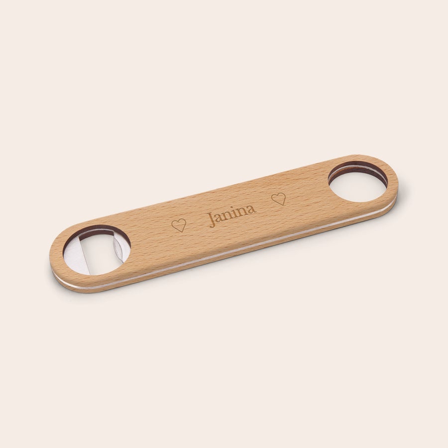 Personalisierter flaschenöffner Personalisierter Bieröffner aus Holz mit dem Namen "Janina" und zwei Herzen, per Laser graviert
