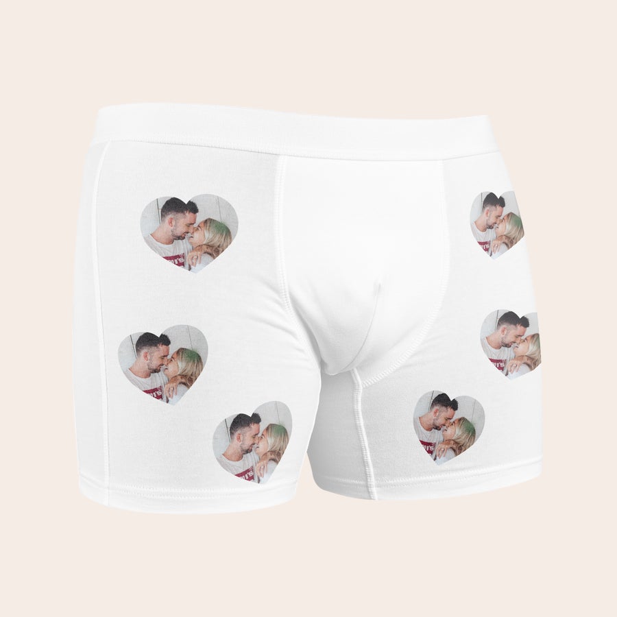 Boxer med bilde Hvit personlig tilpassede boxershorts med trykk av et par i hjerteformer, spredt over stoffet.