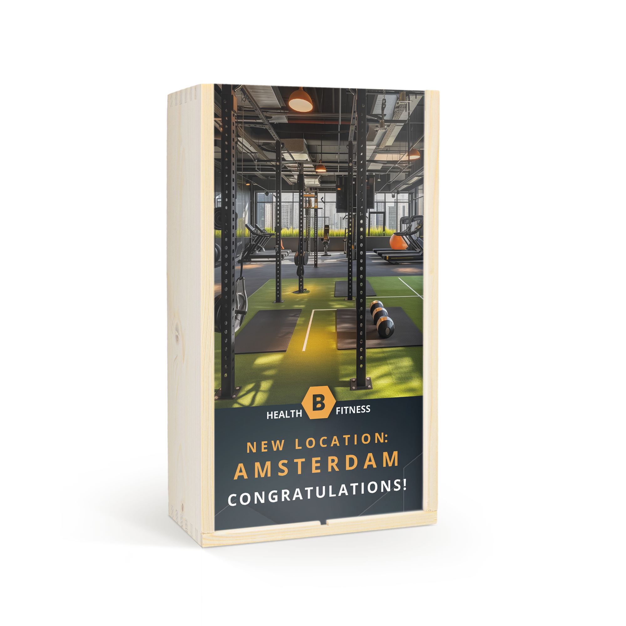 Dárková sada piva Westmalle Double a Tripel v dřevěném kufříku s potiskem fotografií posilovny a textem New Location Amsterdam Congratulations