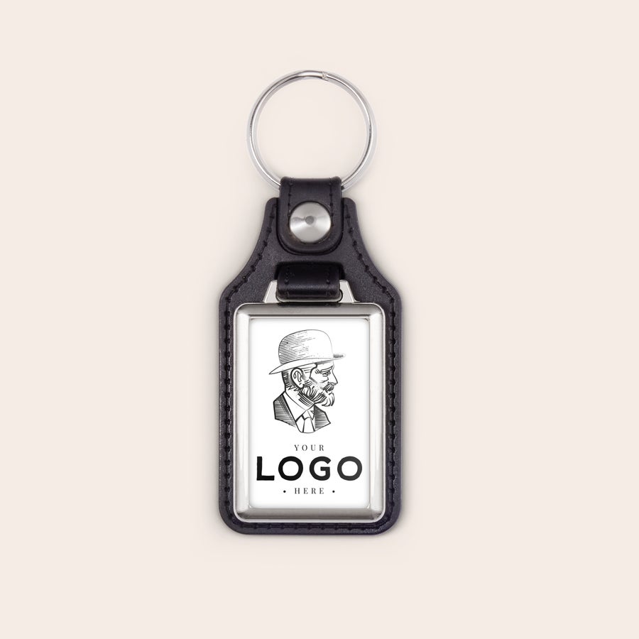 Obesek za ključe s fotografijami Usnjen obesek za ključe, personaliziran z vašo fotografijo ali logotipom, prikazuje ilustracijo moškega in besedilo Your Logo Here