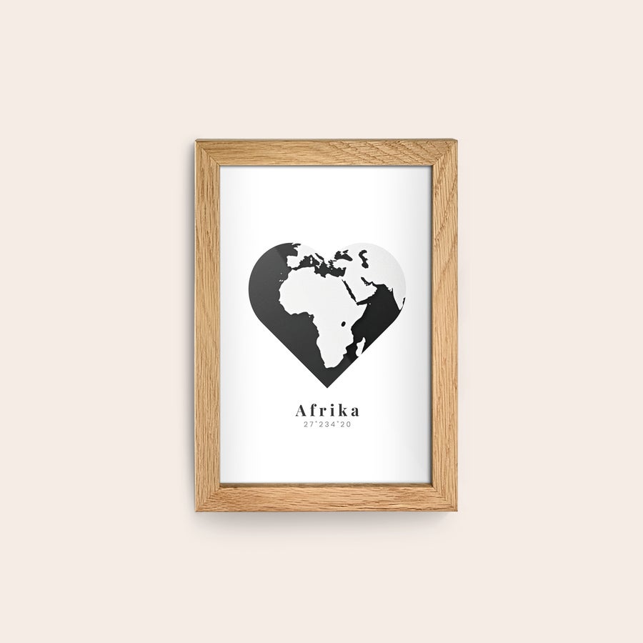 Fotodruck mit Rahmen Personalisiertes Foto mit Rahmen aus Holz, bedruckt mit einer Weltkarte in Herzform und dem Text "Afrika 27°234'20".
