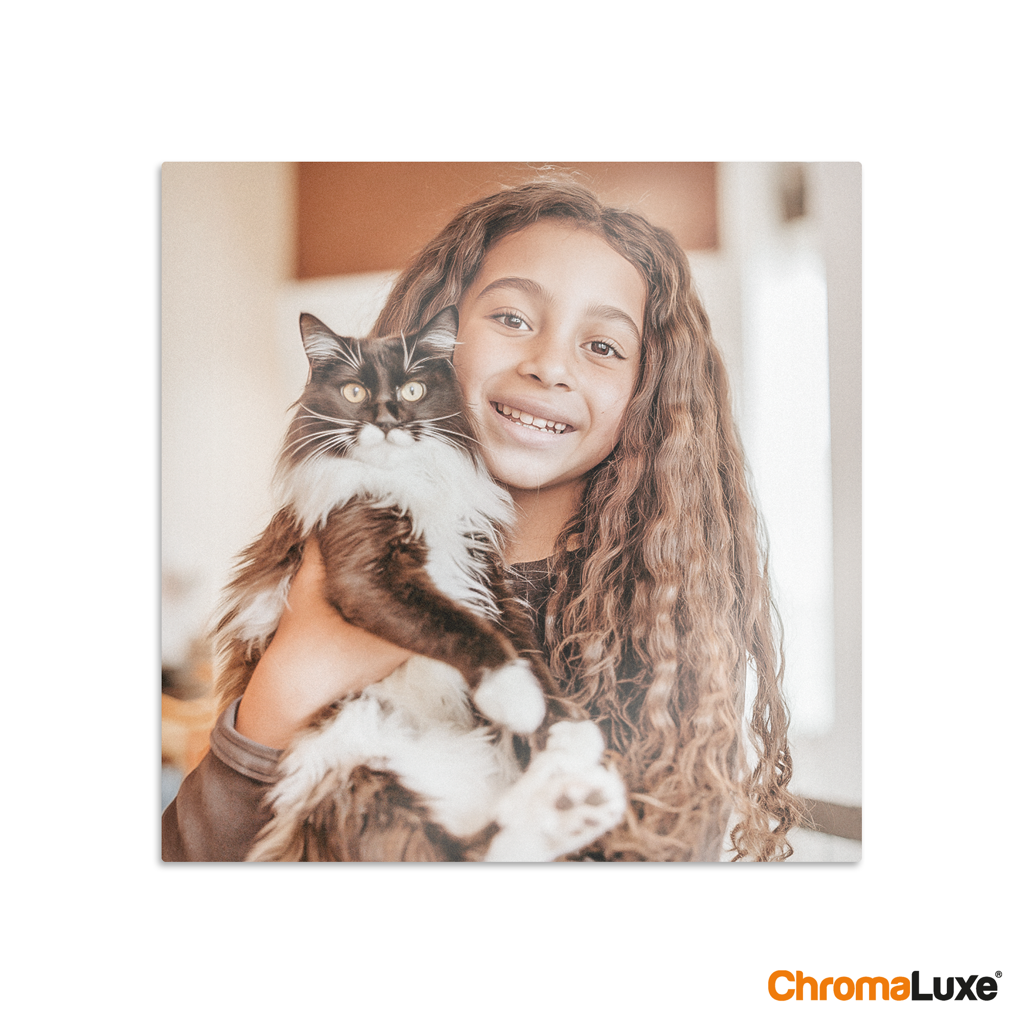Gepersonaliseerd ChromaLuxe aluminium fotopaneel met eigen foto van een meisje dat lachend een kat vasthoudt.