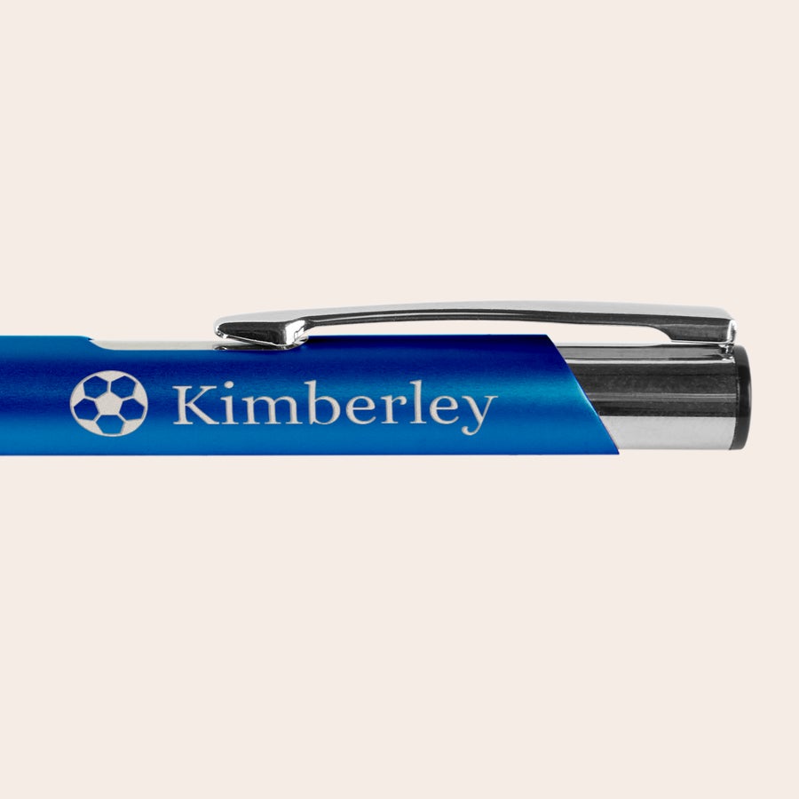 Stylo personnalisé petit prix - Viva Pens Stylo unique bleu gravé avec un ballon de football et le prénom Kimberley, un stylo à prix abordable.