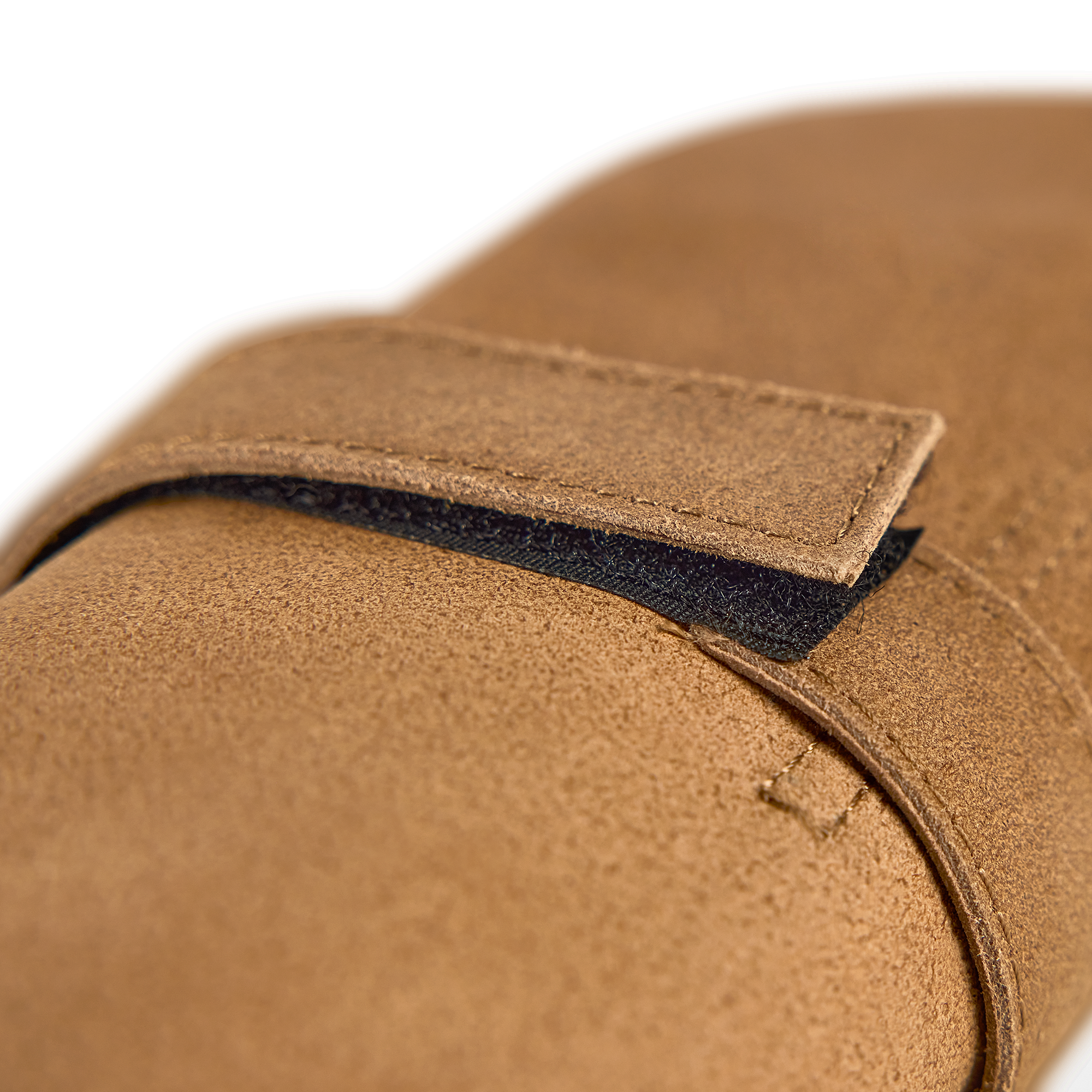 Fermeture Velcro d'un étui en cuir de buffle marron pour set de barbecue personnalisable