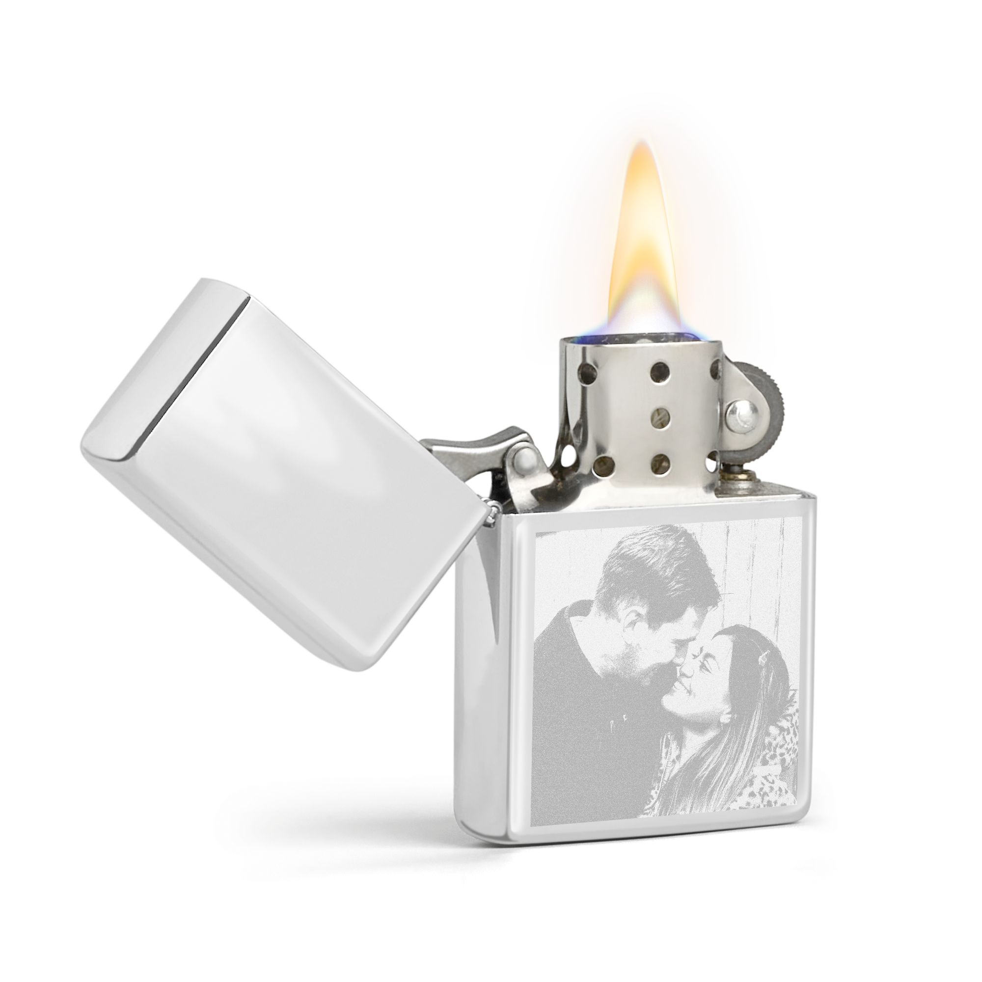 Accendino in metallo argentato aperto con fiamma, personalizzato con foto incisa di coppia che si bacia, per trasformare i ricordi in una fiamma di eleganza