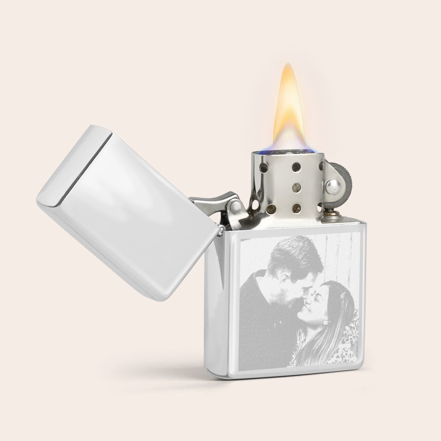 Accendino con Incisione Accendino in metallo argentato aperto con fiamma, personalizzato con foto incisa di coppia che si bacia, per trasformare i ricordi in una fiamma di eleganza
