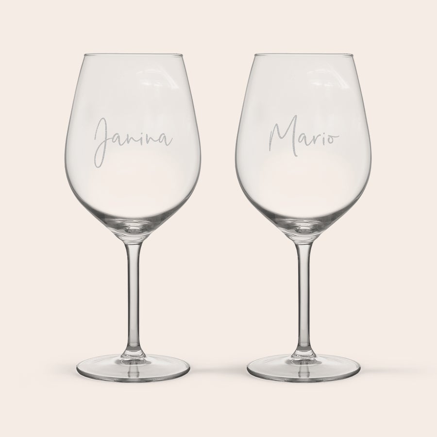 Aperol Spritz Glas mit Gravur Zwei personalisierte Gläser, jedes mit einem Namen graviert: Janina und Mario. Ideal für Aperol Spritz Liebhaber.