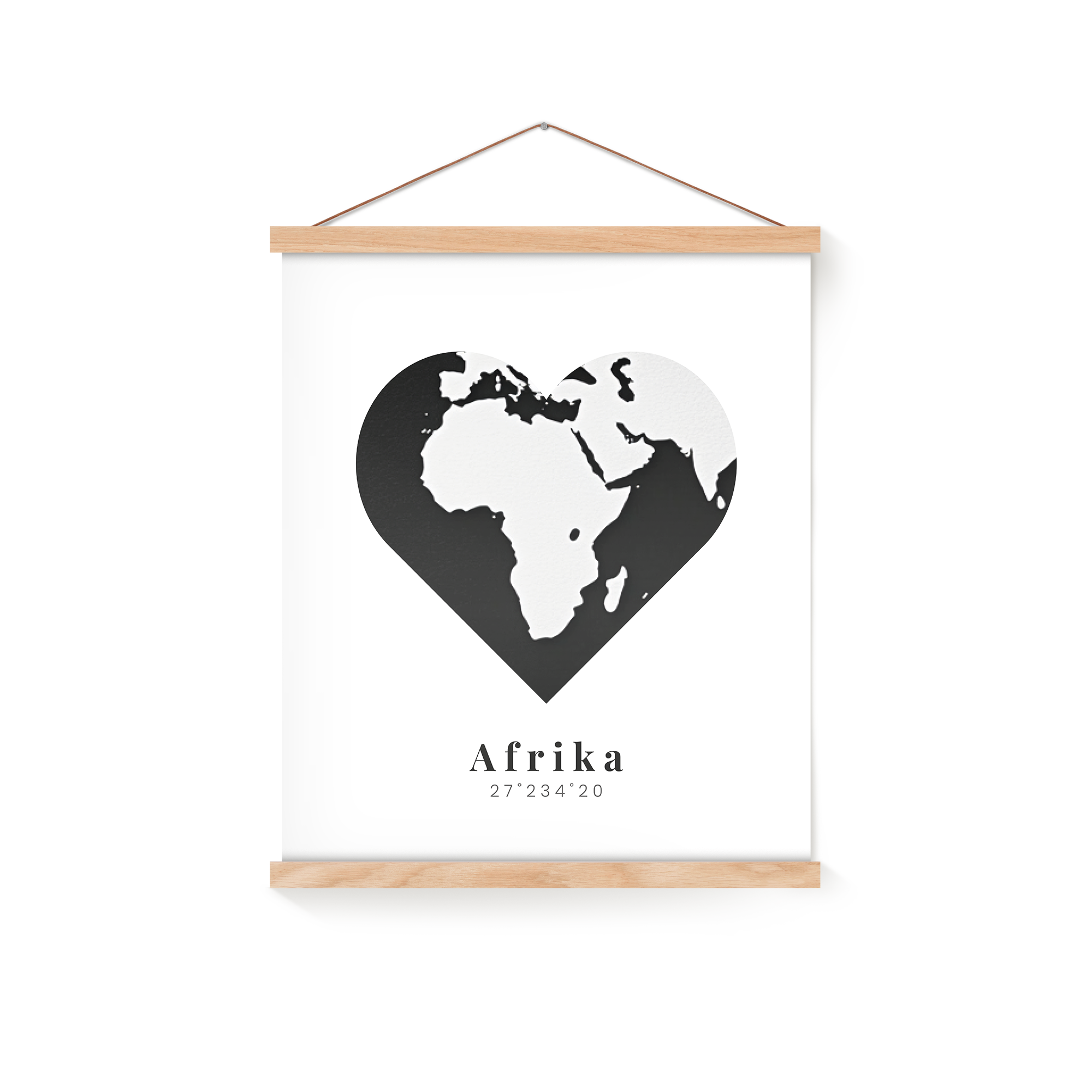 Plagát s potlačou mapy Afriky v tvare srdca a textom „Afrika 27°234°20“ na stenu s magnetickým dreveným držiakom.