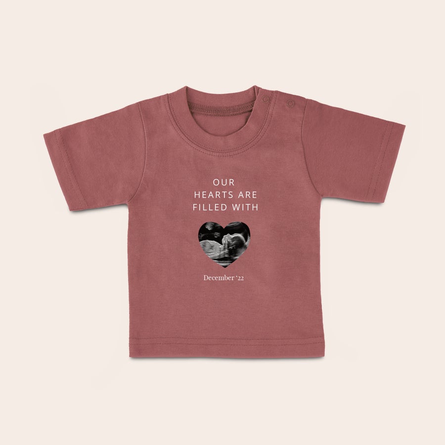 Camiseta personalizada de bebé Camiseta de bebé rosa oscuro personalizada con una ecografía en forma de corazón y la fecha "December '22" para un super estilo.
