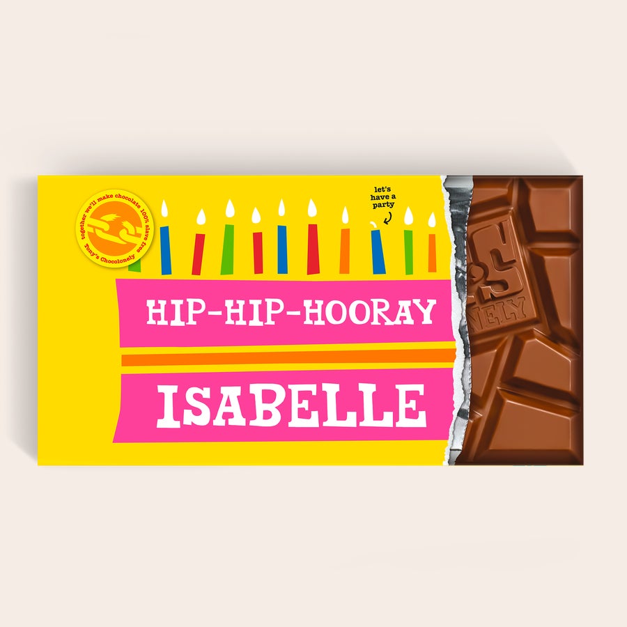 Mega Tony's Chocolonely čokoláda s menom a fotografiou (5 čokoládových tyčiniek) Obal personalizovanej tyčinky Tony's Chocolonely s textom Hip-Hip-Hooray Isabelle a farebnými sviečkami.