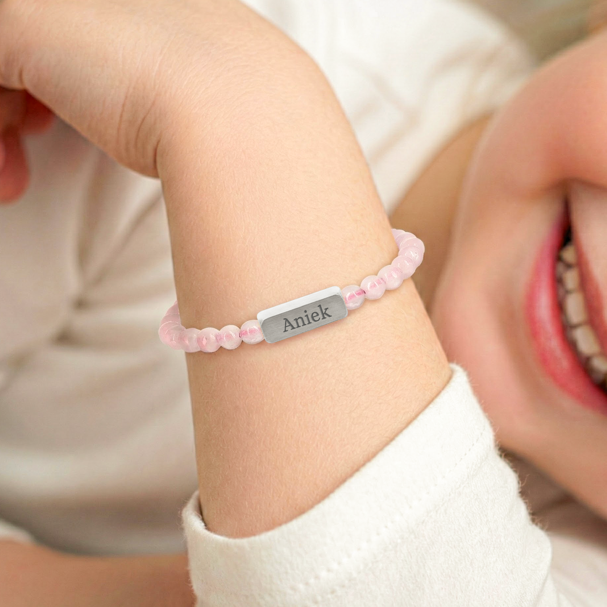 Rozenkwarts armband voor kind - gegraveerd