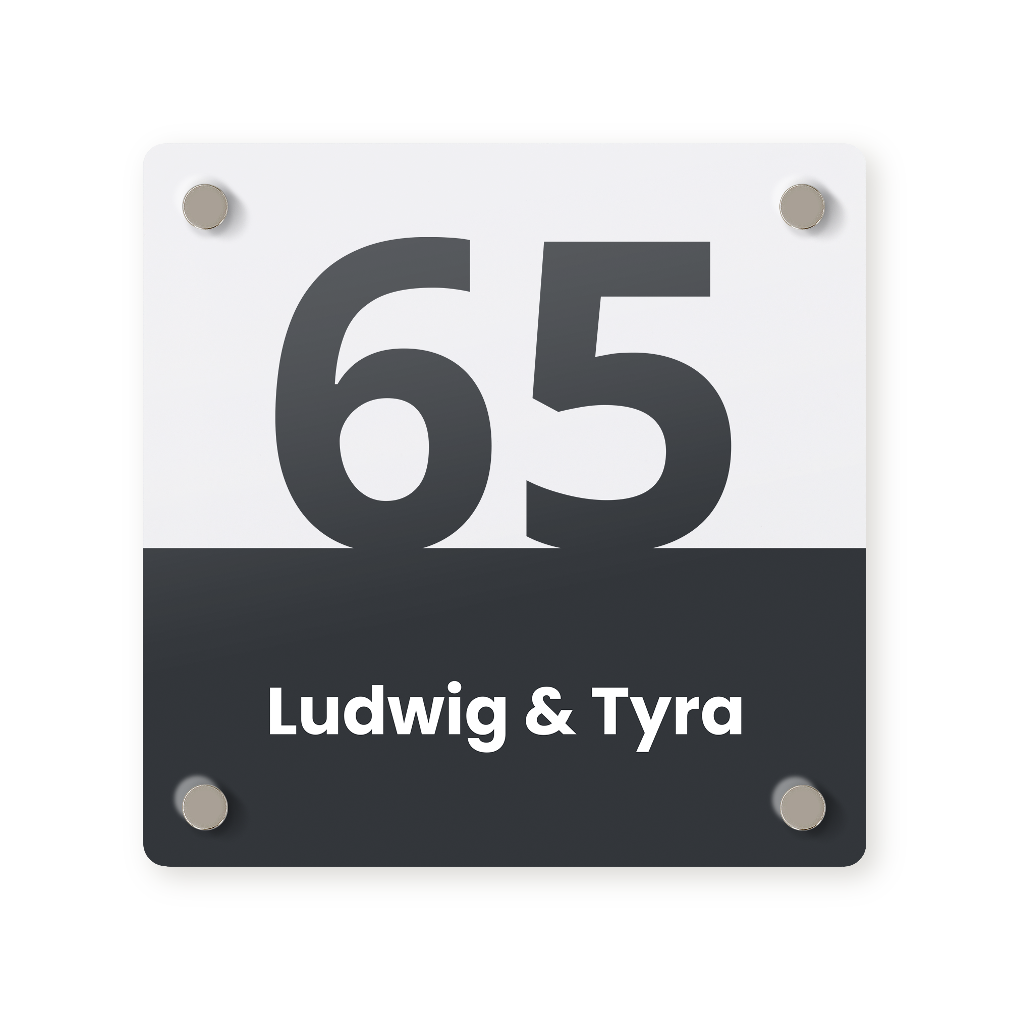 Personlig husskylt i svart och vitt med husnummer 65 och namnen Ludwig & Tyra tryckta
