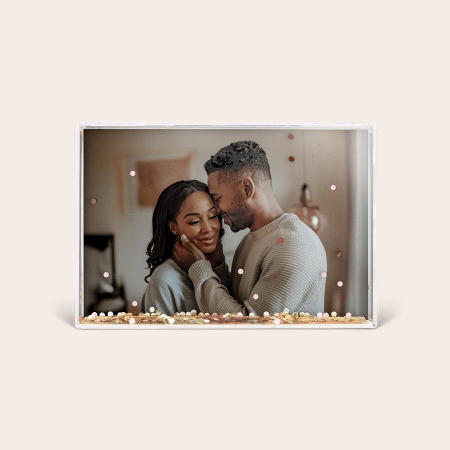 Cadre photo à secouer Boule à neige rectangulaire personnalisée avec photo d'un couple amoureux, remplie de confettis dorés et roses.