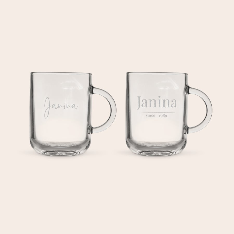 Teeglas mit Gravur Zwei personalisierte Teegläser aus Klarglas, jeweils mit dem Namen Janina und dem Text since 1989 graviert. Dein Lieblingstee schmeckt noch besser aus diesen personalisierten Teegläsern.