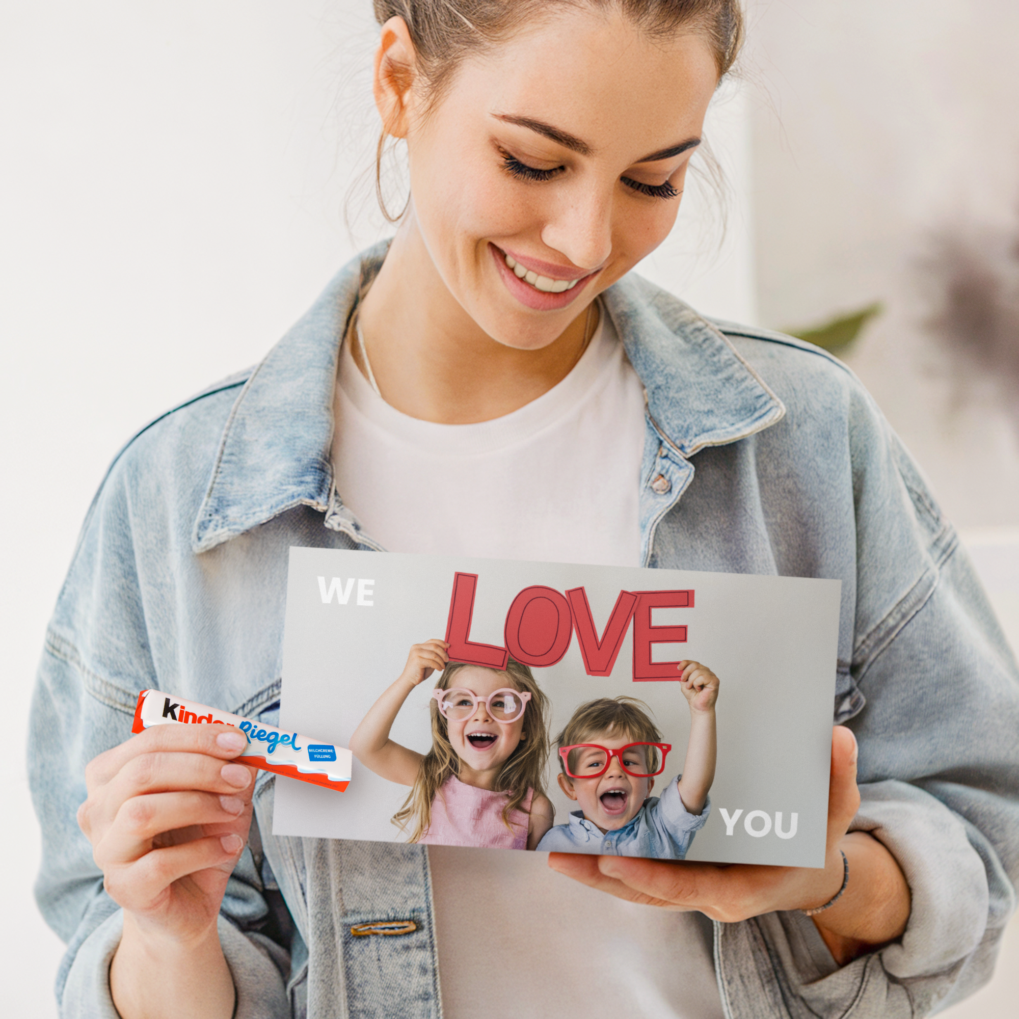 Personalisierte kinder Schokolade 64 Tafeln mit Foto bedruckt, junge Frau hält Geschenk in Händen