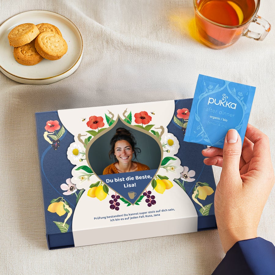 Personalisierte Pukka tea Personalisiertes Pukka-Tee-Geschenkset mit aufgedrucktem Foto, dem Namen Lisa und der Botschaft "Du bist die Beste" auf einer blauen Box.