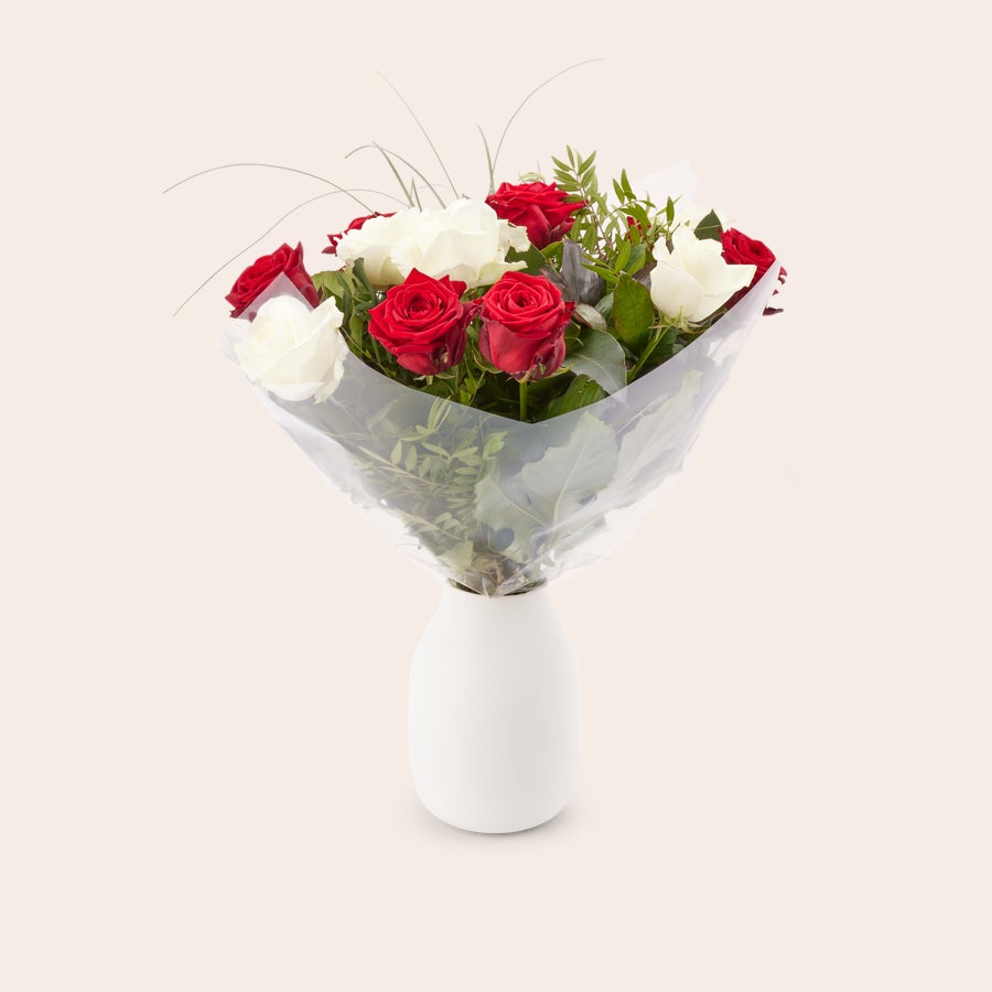Rode en witte rozen Boeket rode en witte rozen in een vaas, met een gratis cadeaukaartje om te personaliseren.