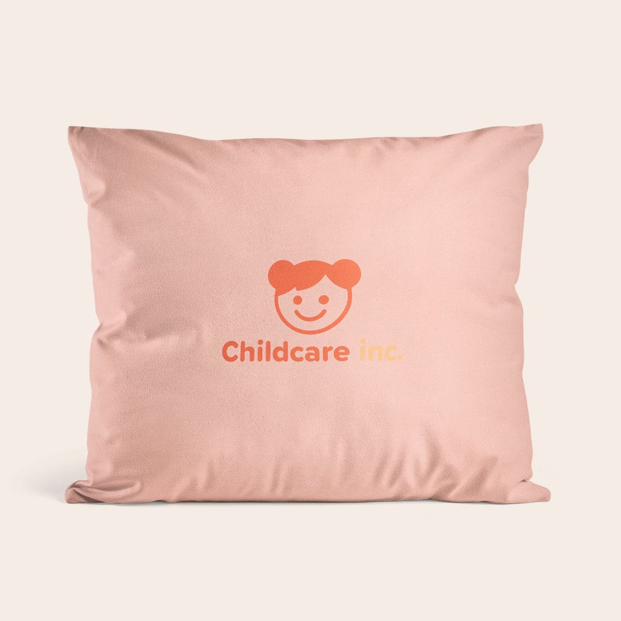 Personalizowane poduszki Poduszka personalizowana z logo i nazwą firmy Childcare Inc. nadrukowana na różowym tle.