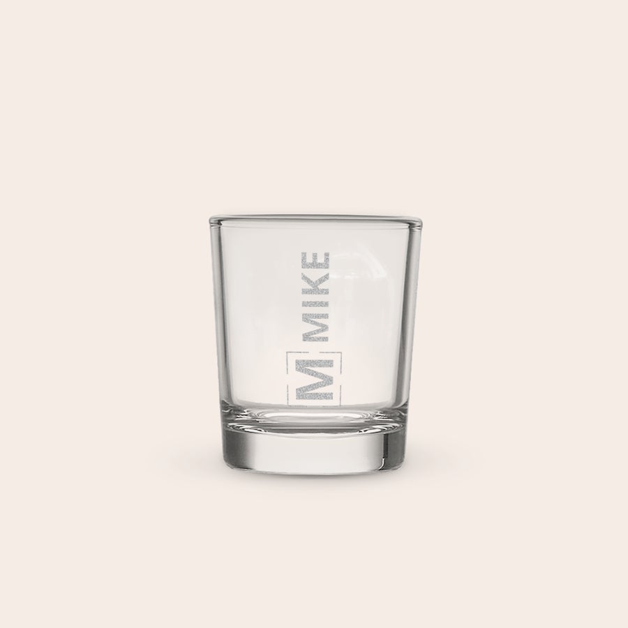 Gepersonaliseerde vodka fles Gepersonaliseerd shotglas met de naam Mike en een M in een vierkant, gegraveerd in helder glas, deel van een drankcadeau.