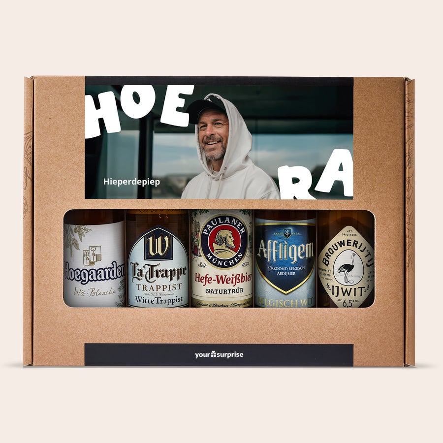 Gepersonaliseerd bierpakket Gepersonaliseerd Weizen-bierpakket met foto van lachende man en tekst "Hieperdepiep", bedrukt in full colour.