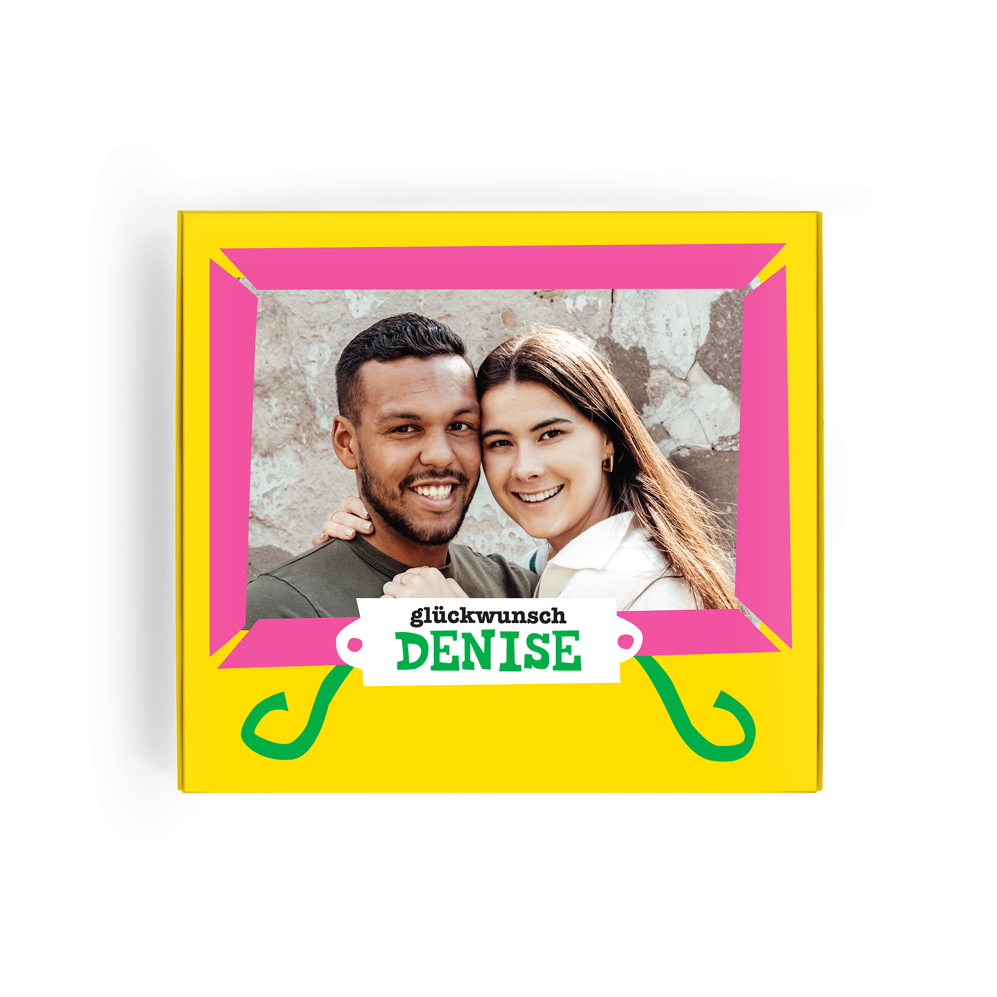 Personalisierte Tony's Chocolonely Schokolade in gelber Geschenkbox mit Foto von Paar und "Glückwunsch Denise" Aufdruck