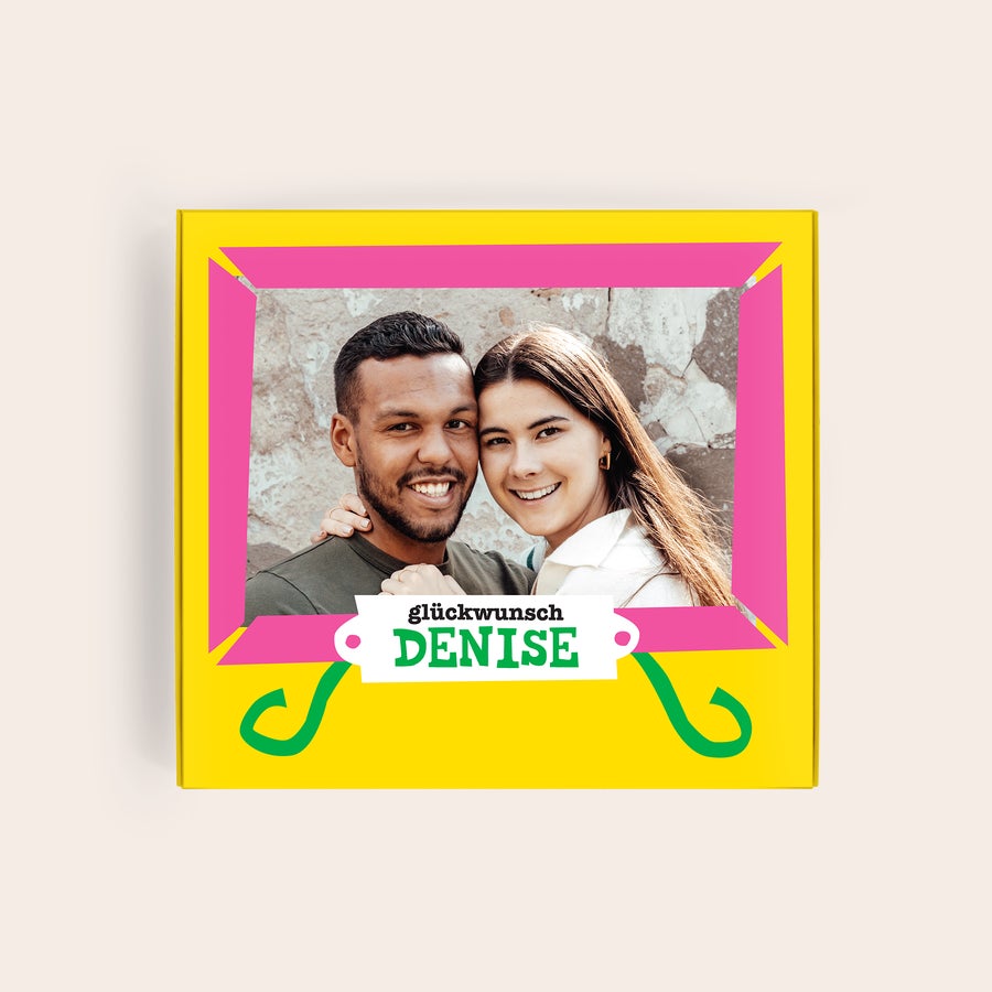 Tony's Chocolonely personalisieren - Personalisierte Tony's Chocolonely Schokolade in gelber Geschenkbox mit Foto von Paar und "Glückwunsch Denise" Aufdruck