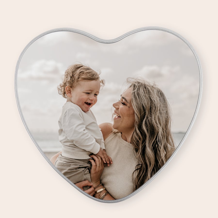 Lata do presente do dia de mãe Lata de presente em formato de coração personalizada com uma foto impressa de mãe e filho sorrindo para o Dia das Mães.