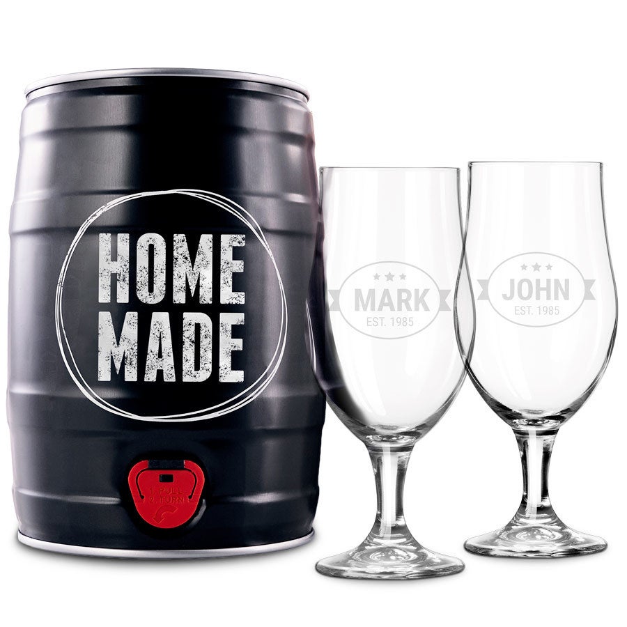 Súprava na varenie piva s čiernym sudom Home Made a dvoma gravírovanými pohármi na pivo s menami Mark a John