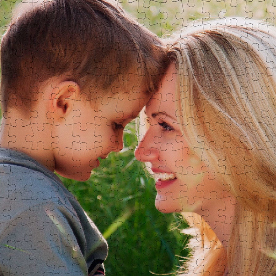 Ein Muttertag-Puzzle mit Foto eines Jungen und einer Frau, die ihre Stirnen aneinander legen