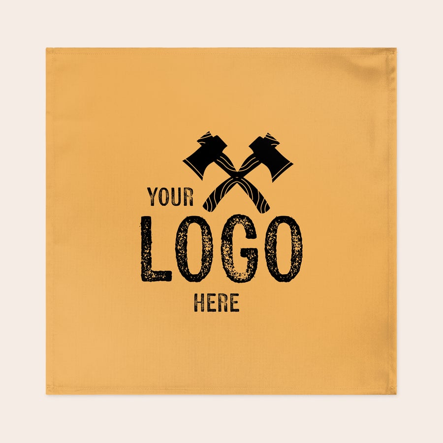 Lautasliinat Keltapohjainen yksilöllinen lautasliina painatuksella "YOUR LOGO HERE" ja ristikkäisillä kirveillä.