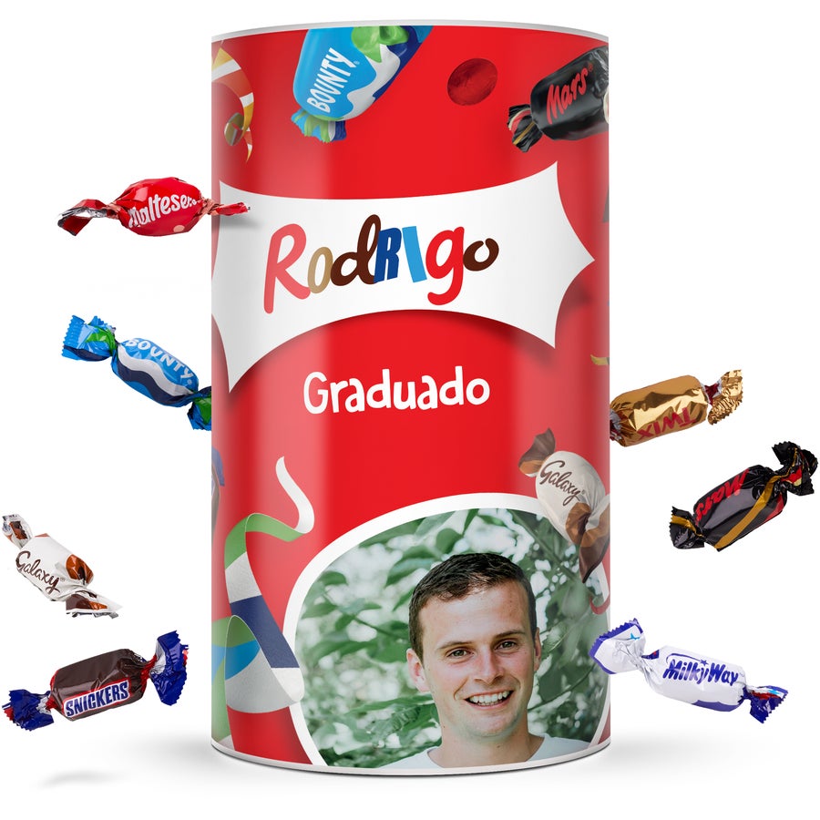 Surtido de chocolates - Caja personalizada Surtido de chocolates - Caja personalizada con foto de graduado Rodrigo y nombre, impreso en rojo vibrante.