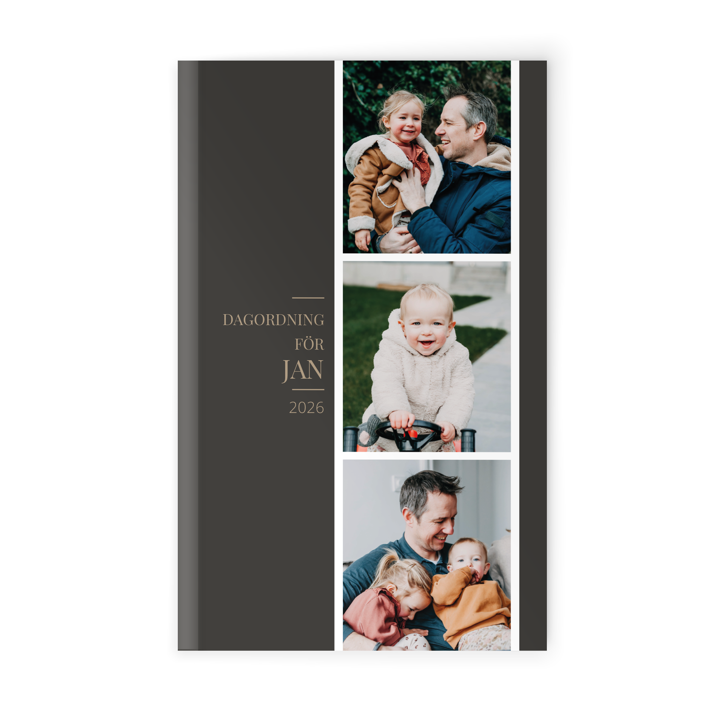 En personlig planerare med eget foto. Tryckt "DAGORDNING FÖR JAN 2026" och tre familjebilder på framsidan.