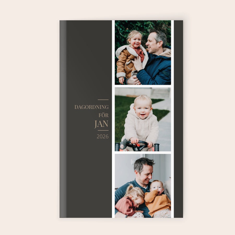 Personlig planerare En personlig planerare med eget foto. Tryckt "DAGORDNING FÖR JAN 2026" och tre familjebilder på framsidan.