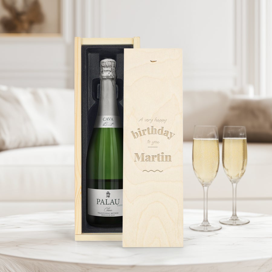 Vin personnalisé - Cava Palau Gazo Brut Bouteille de Cava Palau Gazo dans un coffret en bois personnalisé, gravé Joyeux Anniversaire et Martin