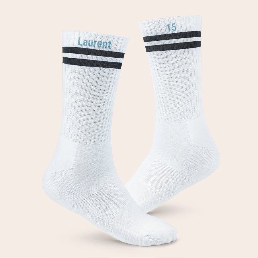 Chaussettes de sport avec nom Paire de chaussettes de sport blanches personnalisées avec le prénom Laurent et le numéro 15 imprimés