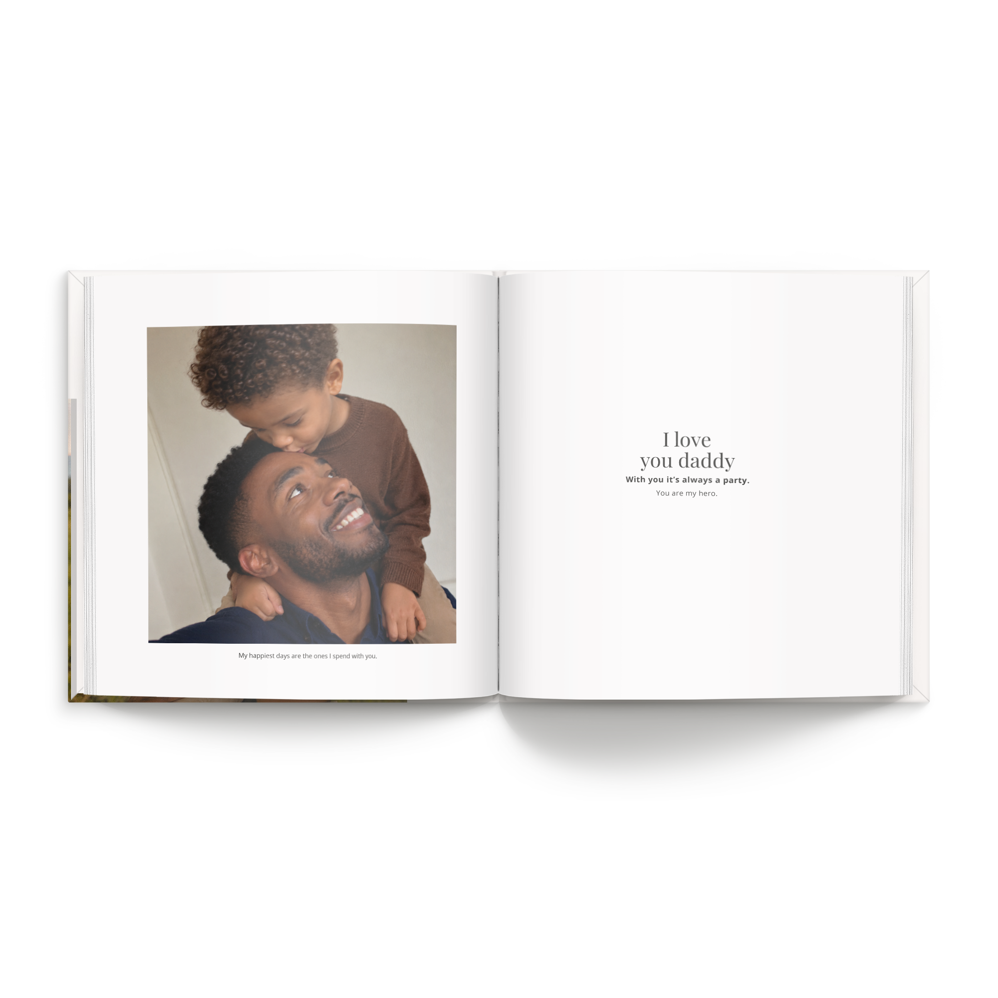 Álbum “Papá y yo” - XL - Tapa dura - a partir de 28 páginas abierto mostrando una foto impresa con un padre y su hijo sonriendo, junto a texto personalizado en la página derecha.