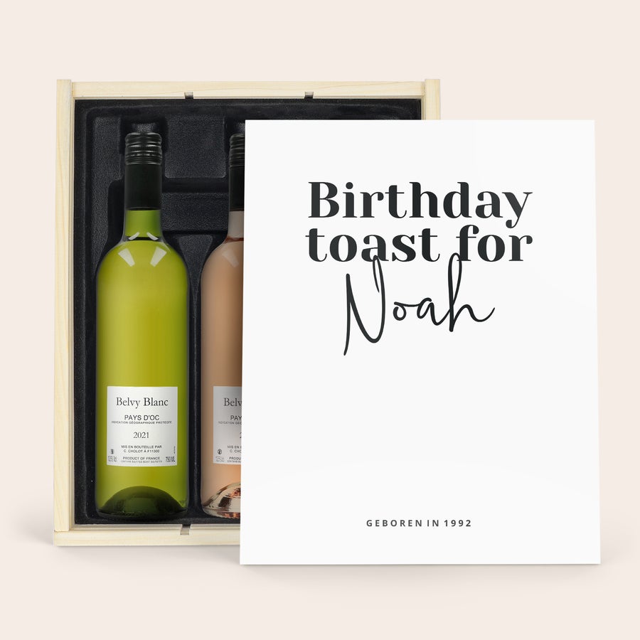 Wijn Belvy personaliseren Wie verras jij met een heerlijk Belvy wijnpakket in een luxe bedrukte wijnkist? Een gepersonaliseerde wijnkist met de tekst "Birthday toast for Noah" en "Geboren in 1992" en twee Belvy wijnen.