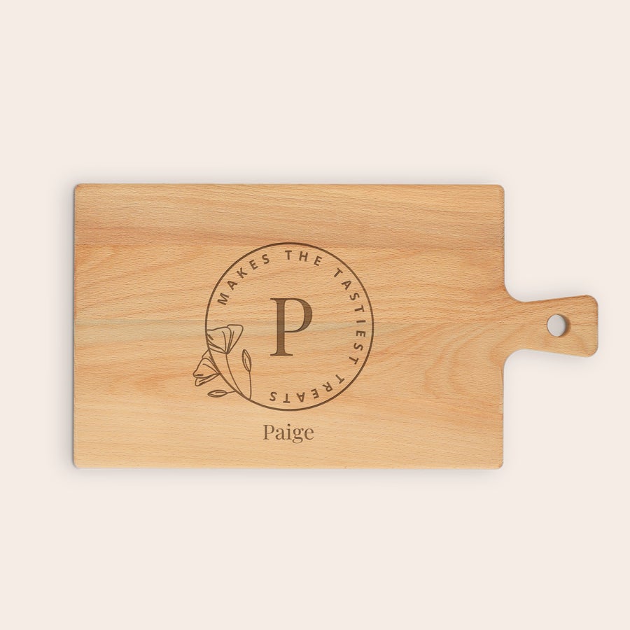 Personalizovaná servírovacia tácka Drevený servírovací podnos s vyrytým monogramom P a menom Paige, ideálny na servírovanie maškrty.