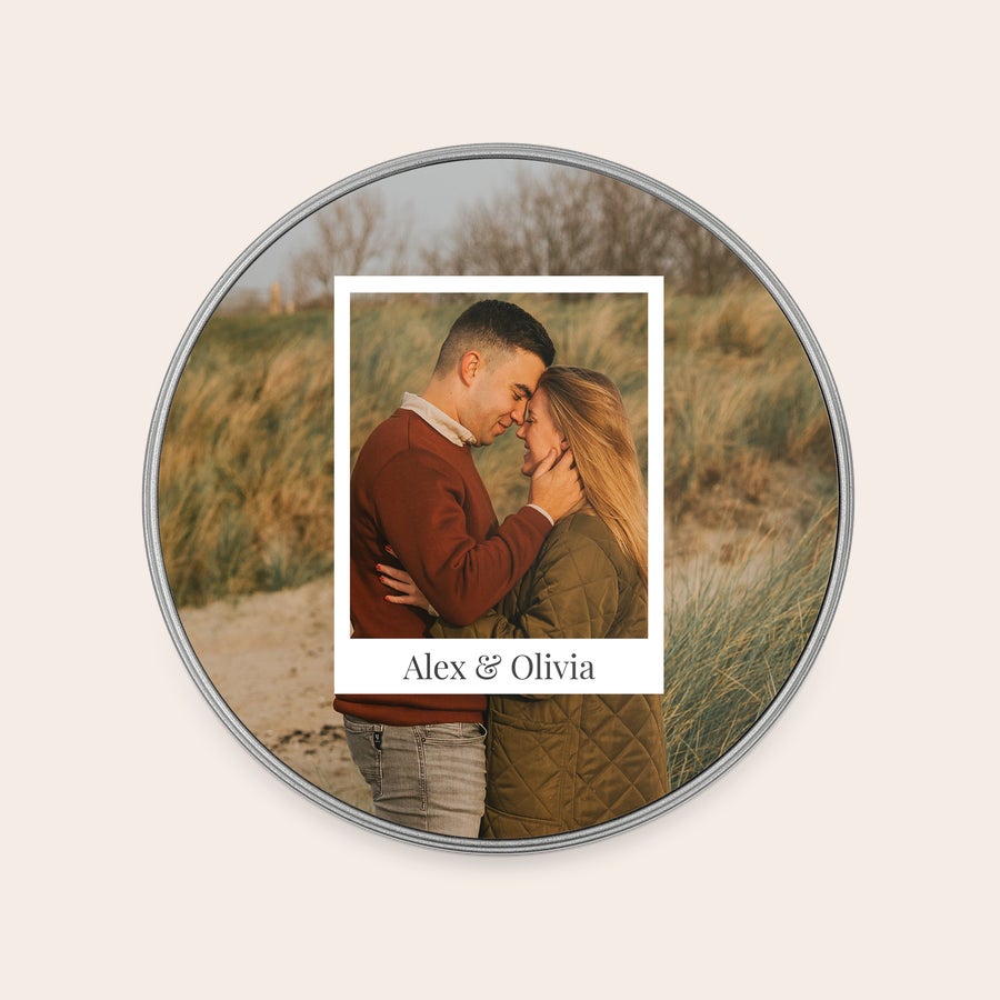 Fotodose - Meine Erinnerungen Runde Geschenkdose mit Foto eines Paares im Polaroid-Stil und dem Text Alex & Olivia, bedruckt für deine schönsten Erinnerungen.