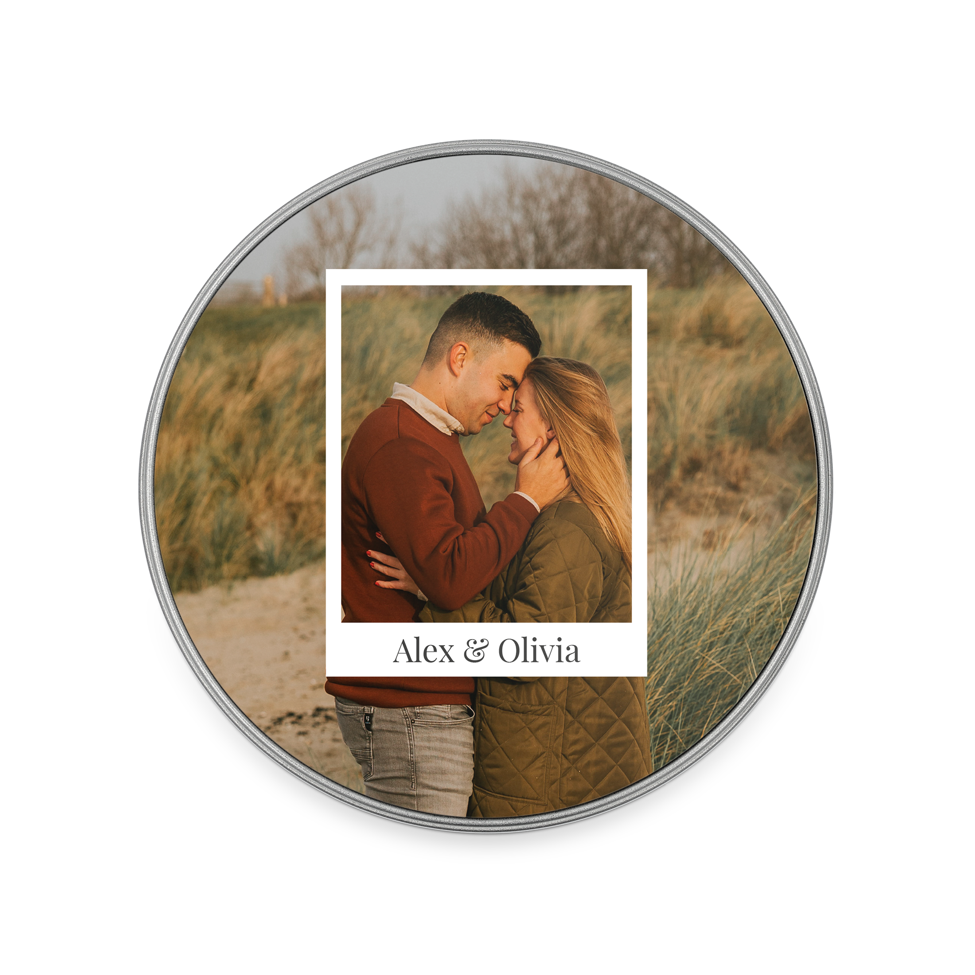 Lata redonda de recordações personalizada com foto de casal e nomes Alex & Olivia impressos.