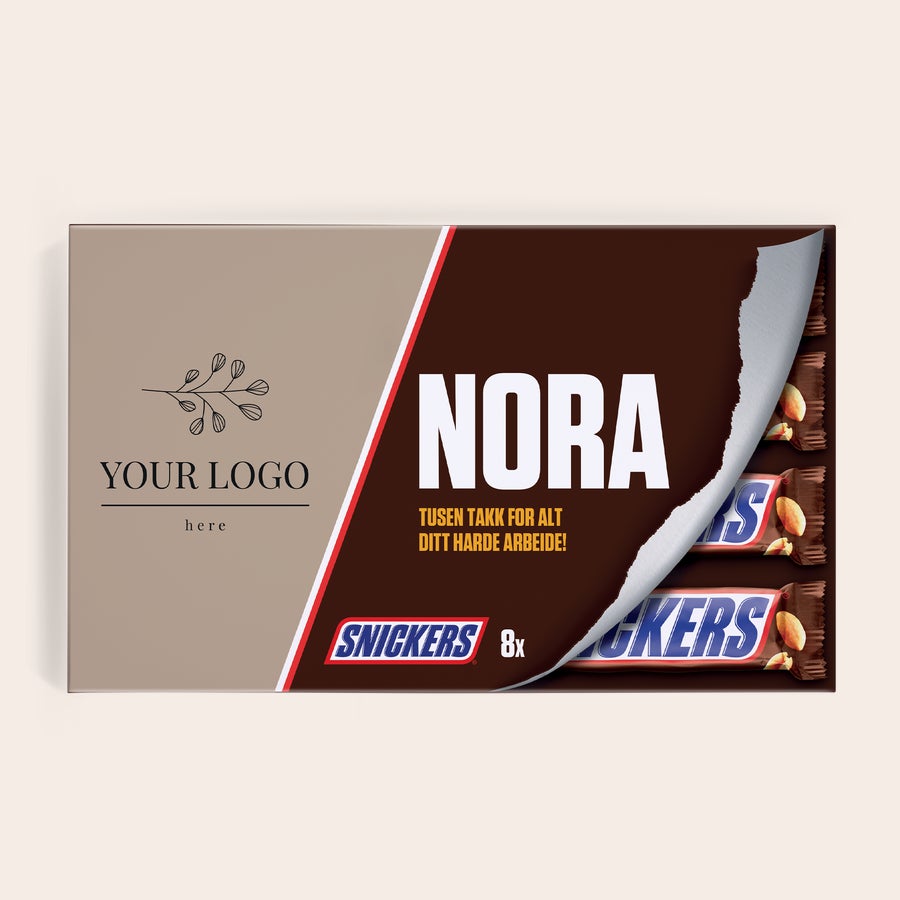 Personlig tilpasset Snickers gaveeske Personlig tilpasset Snickers gaveeske med trykt navn Nora og meldingen "Tusen takk for alt ditt harde arbeid!".