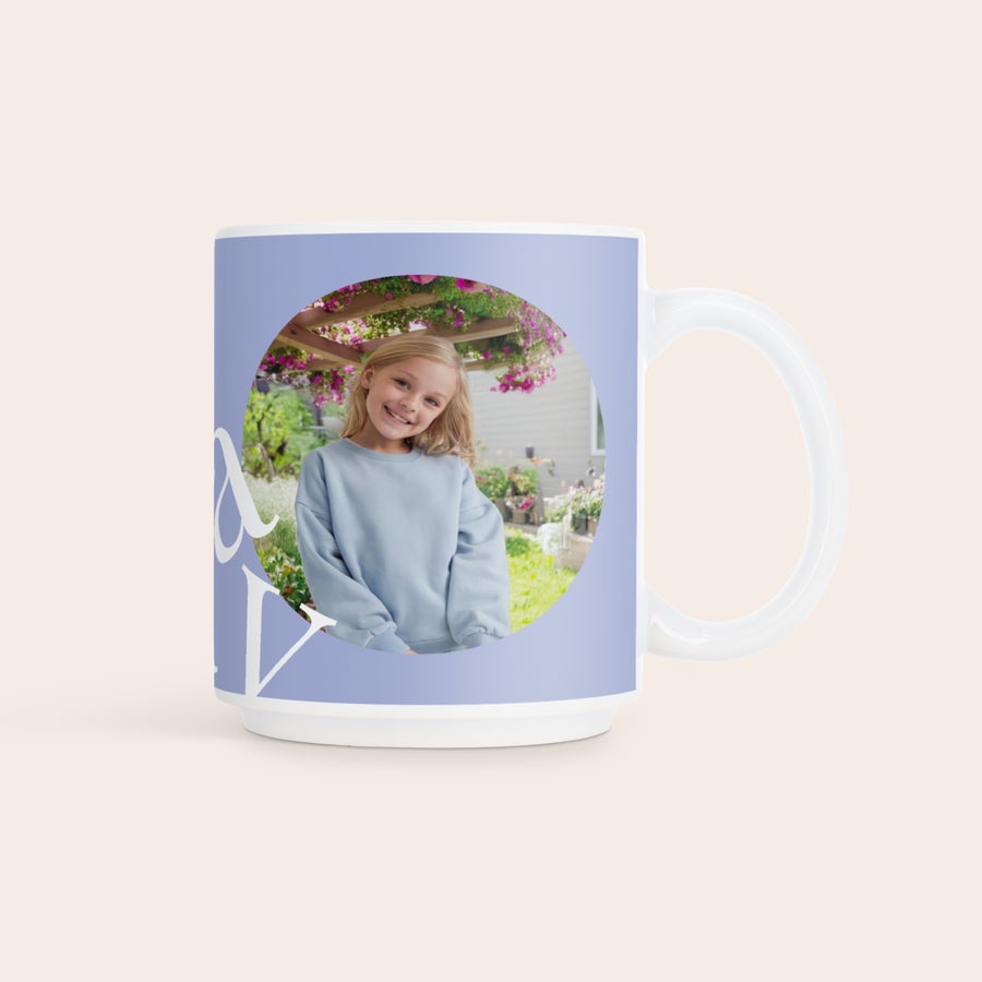 Stapelbare tassen mit Foto Stapelbare Fototasse, bedruckt mit lächelndem Mädchen, vor blühender Pergola. Mach jedes Getränk mit deiner individuellen, stapelbaren Fototasse unvergesslich