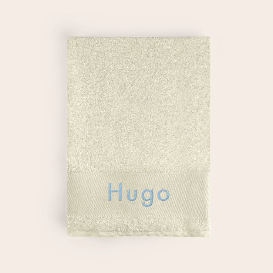 Serviette de bain brodée Serviette de bain beige personnalisée avec le prénom Hugo brodé en bleu clair