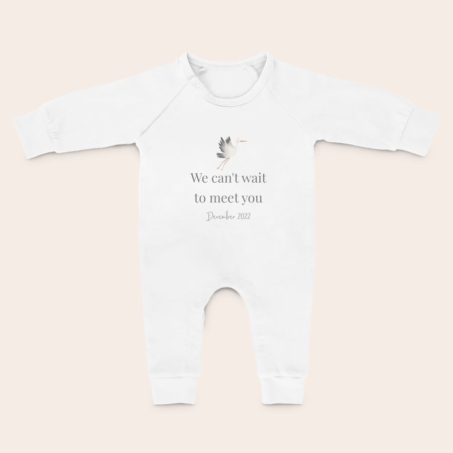 Babygrow Babygrow branco personalizado com cegonha, a frase We cant wait to meet you e a data December 2022