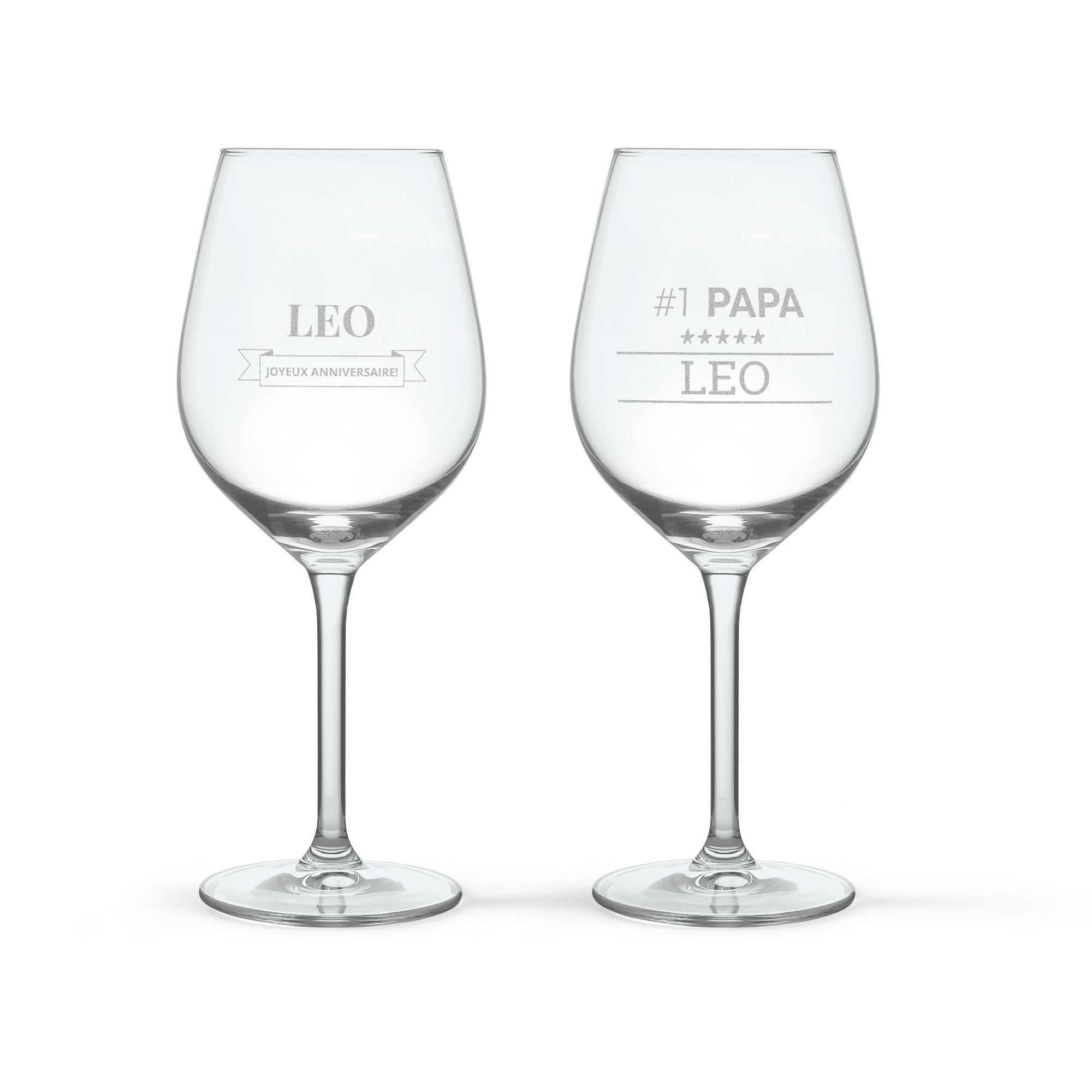 Deux verres à vin gravés. L'un avec Leo et Joyeux Anniversaire, l'autre avec 1 Papa et Leo.