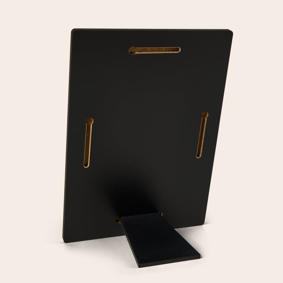 Stampa Fotografica con Supporto Retro di un supporto per foto in hardboard nero con un cavalletto rimovibile e fori per la stampa personalizzata della tua migliore immagine