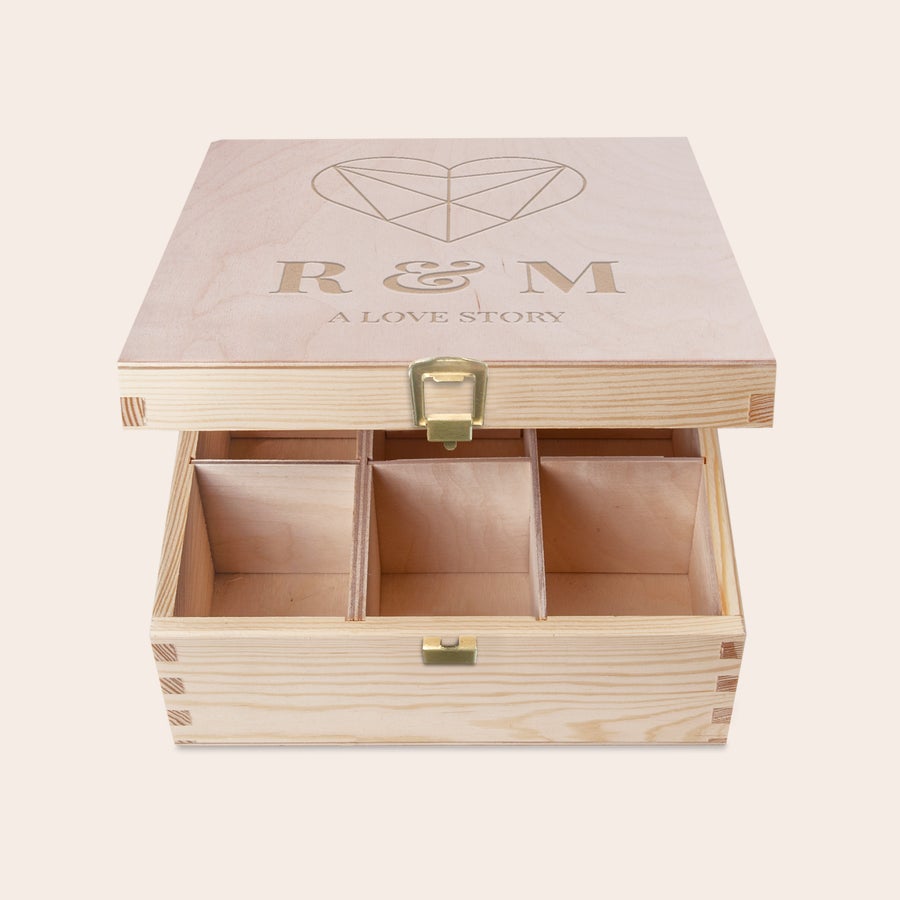 Cutie de memorie personalizata din lemn Cutie speciala de memorie gravata din lemn deschisa cu initialele R & M si mesajul A LOVE STORY