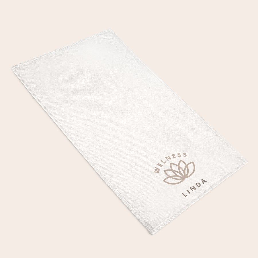 Personalizirana brisača Bela personalizirana brisača z natisnjenim imenom Linda in besedilom wellness z lotusovim cvetom za presenečenje.